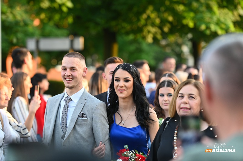 Ulicama Bijeljine večeras prodefilovalo 250 maturanata Poljoprivredne i medicinske škole (FOTO)