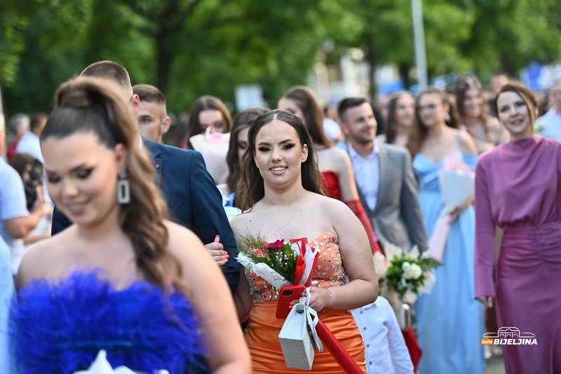 Maturanti Poljoprivredne i medicinske škole Bijeljina zakoračili u novi životni period (FOTO, VIDEO)