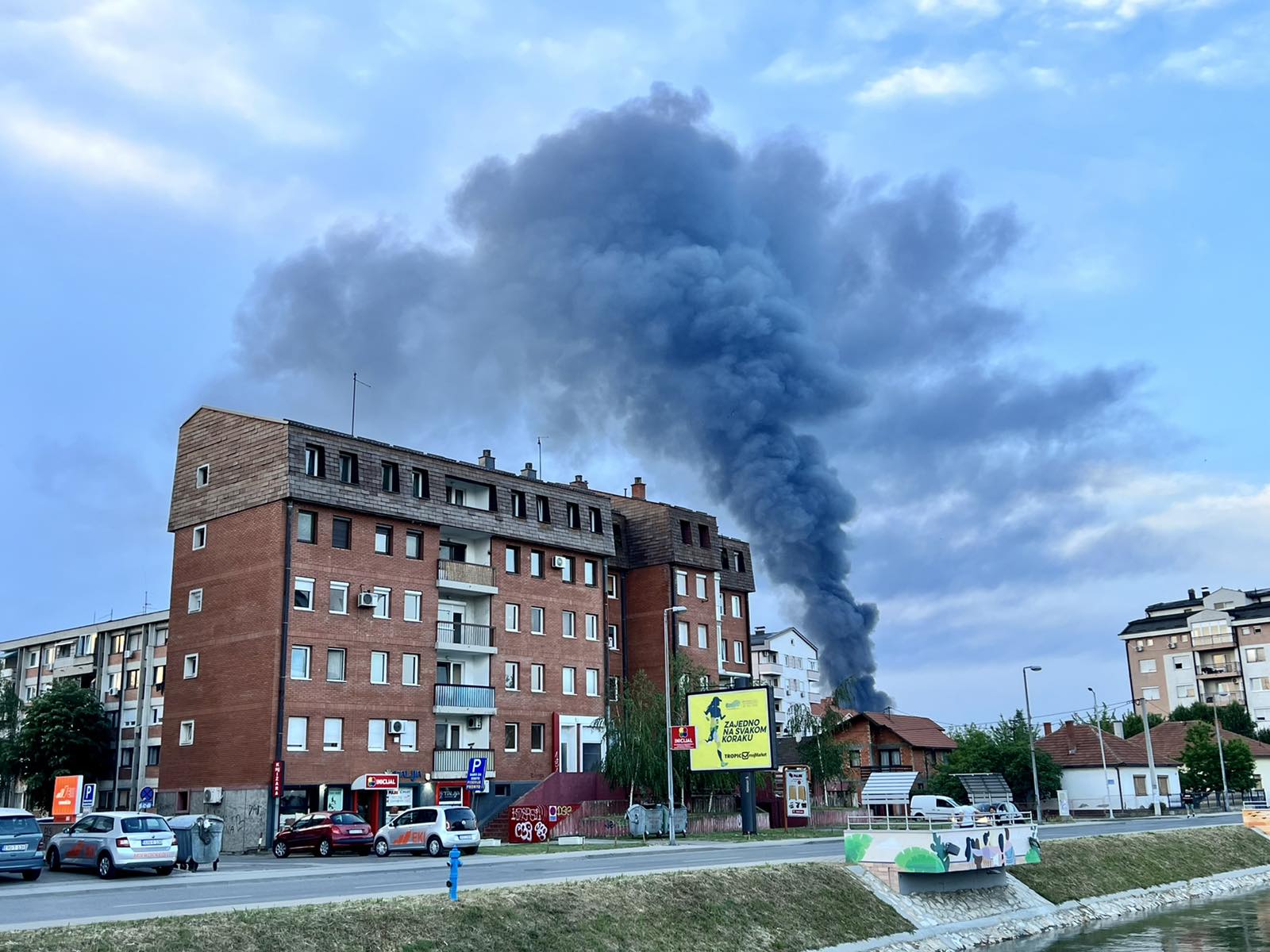 Požar vidljiv iz cijele Semberije, crni dim se širi iznad grada (FOTO)
