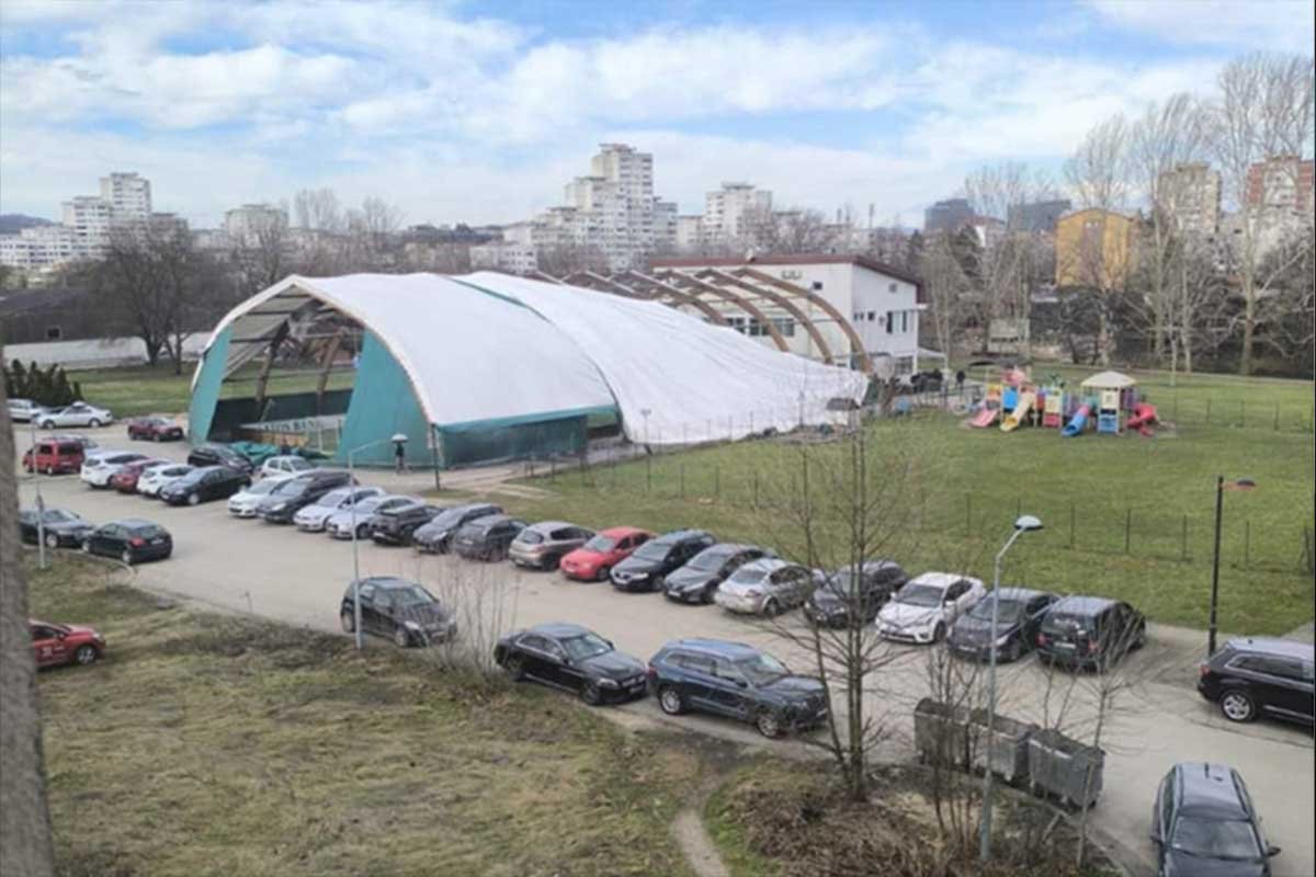 Vjetar raskrio sportski balon u Banjaluci