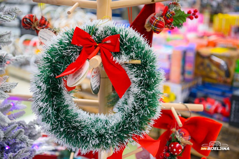 Bijeljinci se spremaju za novogodišnje praznike: U prodaji i jelka od 270 cm (FOTO)