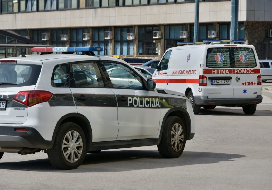 Policija na terenu: U stravičnoj saobraćajki u Tuzli povrijeđen motociklista