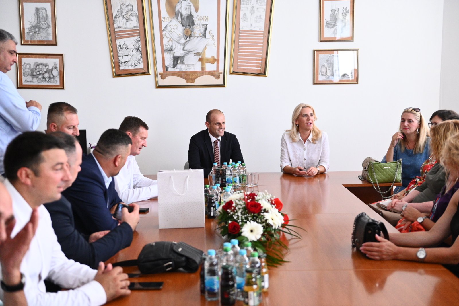 Predsjednik Srpske posjetila školu u Velikoj Obarskoj (FOTO)