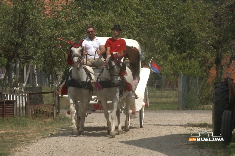 Miljanovići iz Ugljevičke Obriježi primjer složne porodice: Tri generacije na kočijama atrakcija gdje god se pojave (FOTO)