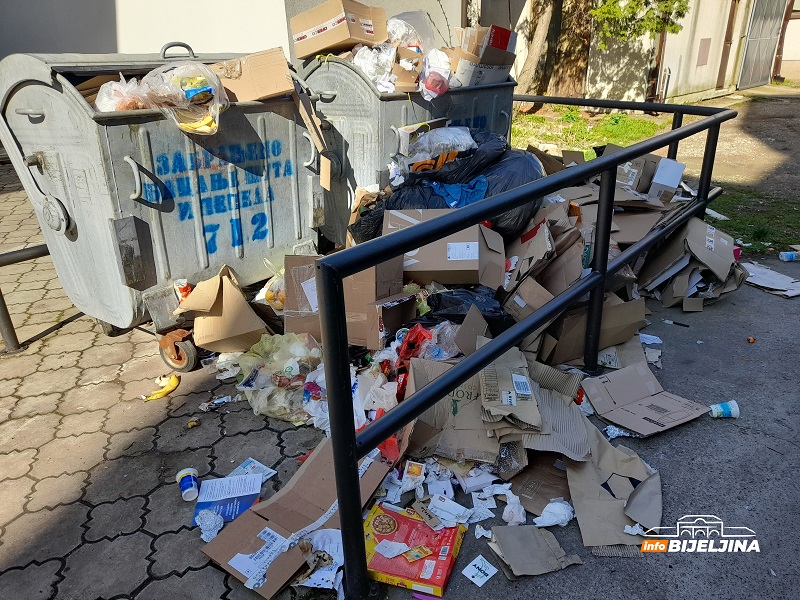 Ruglo u centru Bijeljine: Kontejneri prepuni, smeće razbacano i pored njih (FOTO)