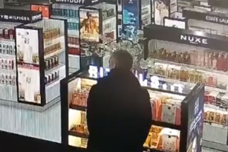 Objavljen snimak kako poznati košarkaški sudija krade parfem na aerodromu 