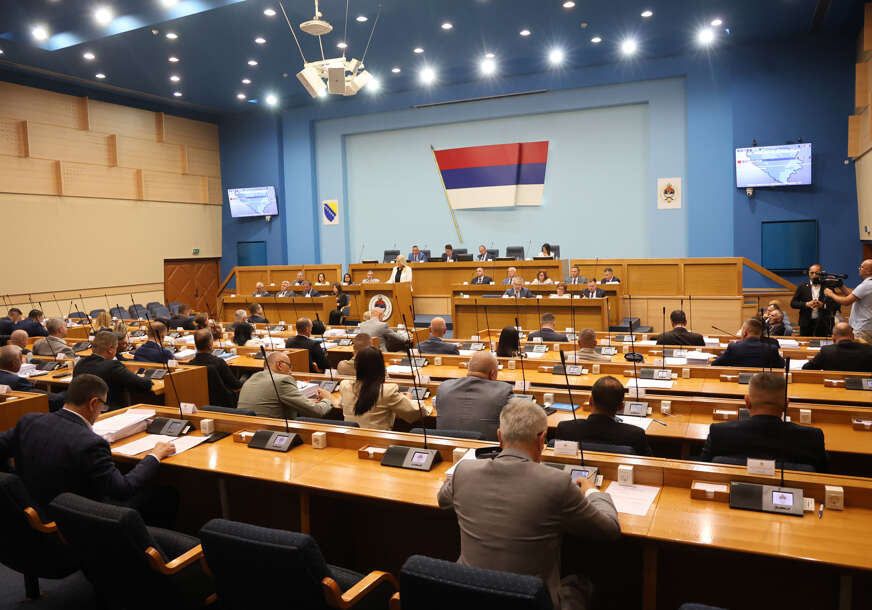 Pred poslanicima POVEĆANJE PLATA: Evo ko će od 1. avgusta dobiti povišicu od 5 odsto