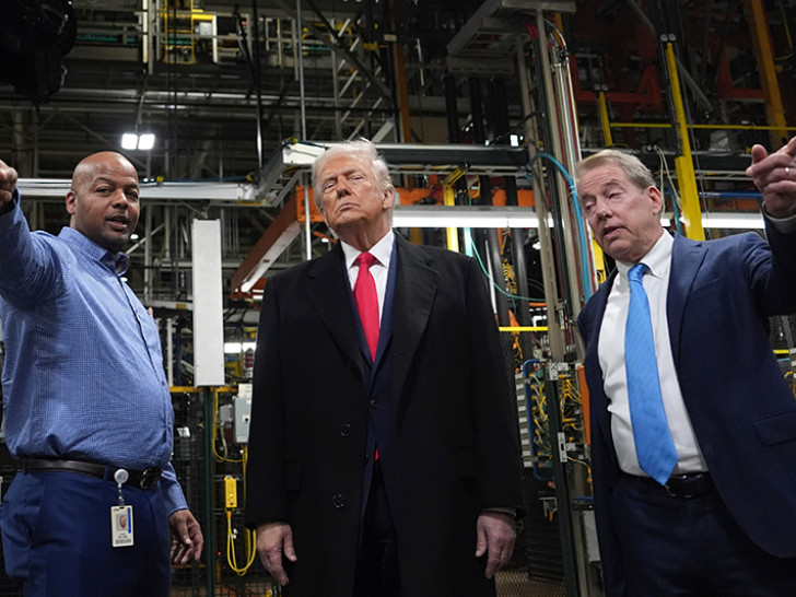 Tramp pokazao srednji prst tokom posjete „Fordovoj“ fabrici (VIDEO)