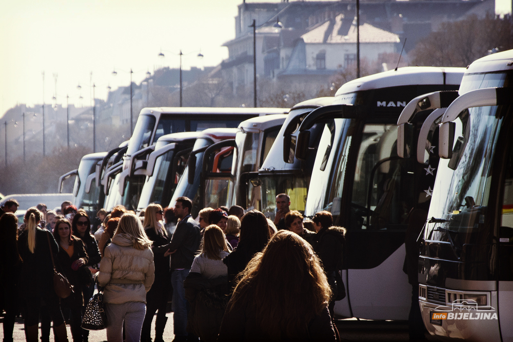 U Njemačkoj isključen bus sa 70 putnika za BiH: Retrovizori vezani vezicama, porozne gume, loše kočnice…