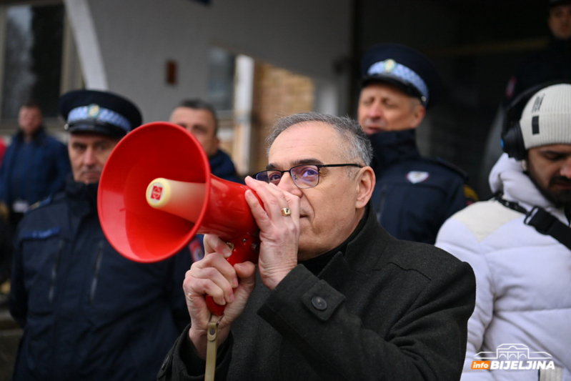 Miličević nakon izlaska iz zgrade policije otkrio šta su tražili (FOTO)