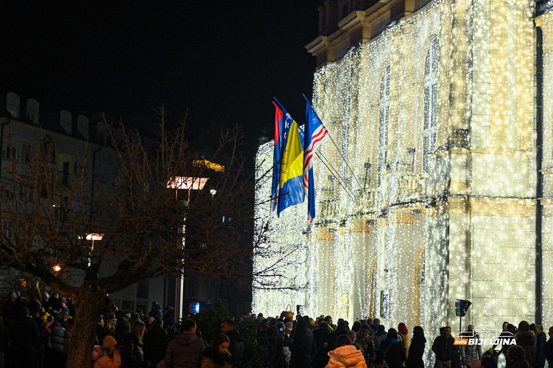 Praznična euforija stigla u Bijeljinu: Pogledajte novogodišnju čaroliju u gradu (FOTO)