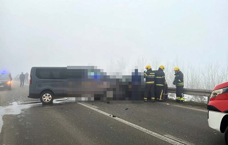 Bijeljina: Žestok sudar kombija i dva automobila, intervenisali vatrogasci i Hitna (FOTO, VIDEO)