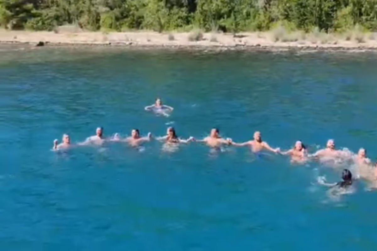 Zaigrali kolo u vodi (VIDEO)