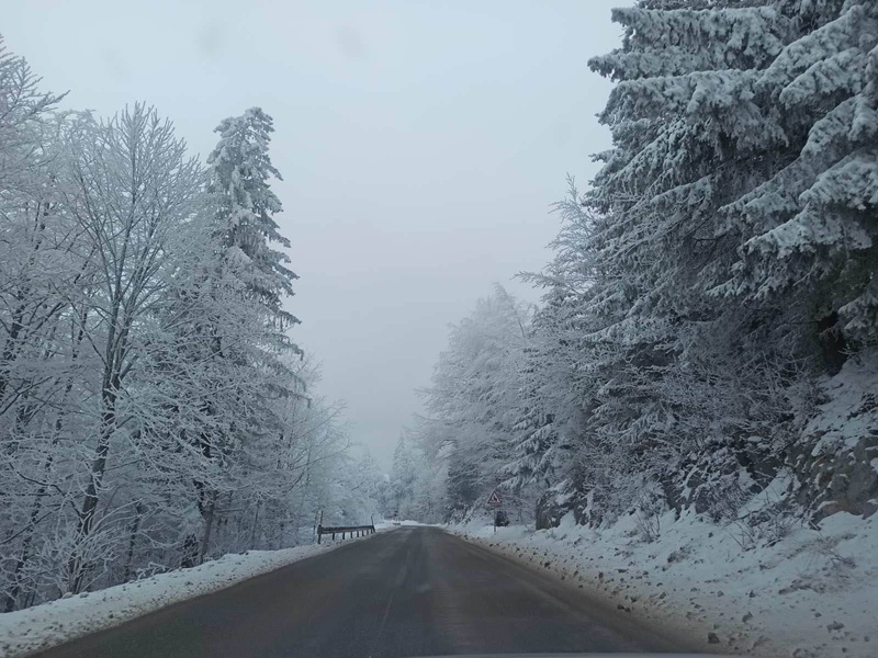 Saobraćaj otežan na prevojima, visina snijega na Han Pogledu 25 centimetara