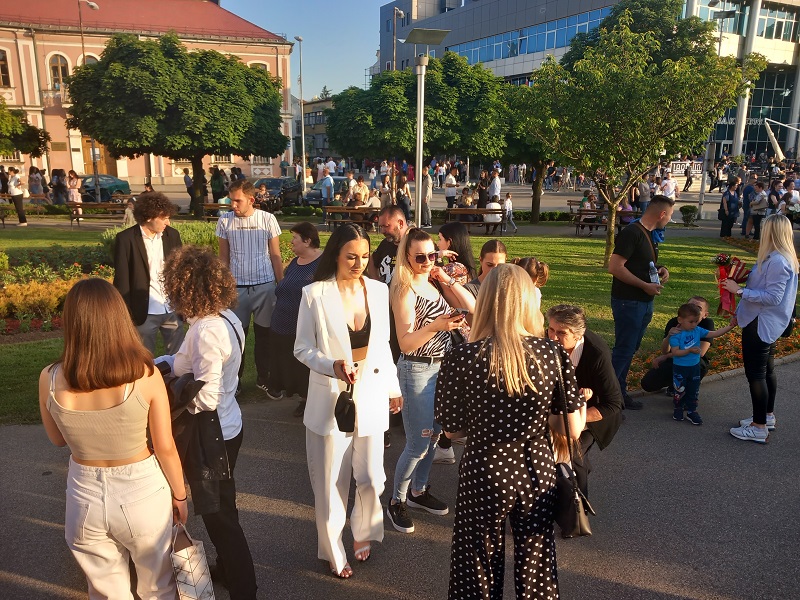 Održan defile maturanata Ekonomske škole: „Od sutra postajemo ljudi“ (FOTO)