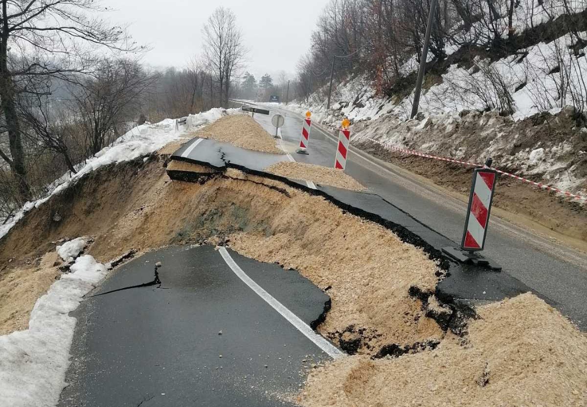 Odron obustavio saobraćaj na putu Bijeljina - Tuzla, policija poručila: Opasno je (FOTO)