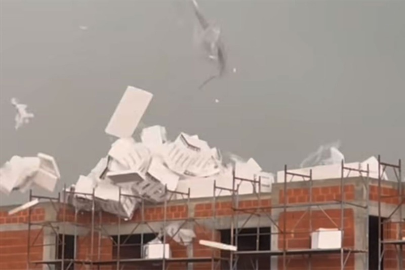 Oluja pogodila dio Hrvatske: Vjetar čupao stabla i nosio krovove (VIDEO)