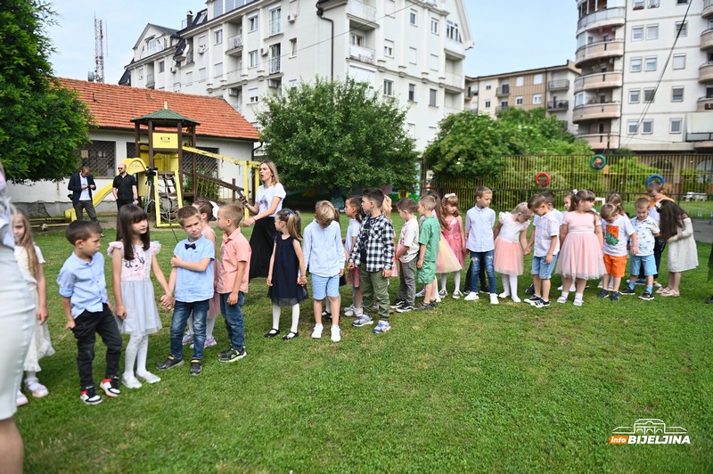 I predškolci obilježili maturu – rastanak sa vaspitačima, od septembra novo poglavlje (FOTO)