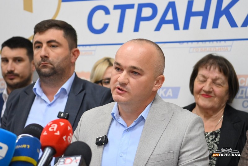 Bijeljina: Počela konferencija za novinare Ljubiše Petrovića i saradnika (FOTO)