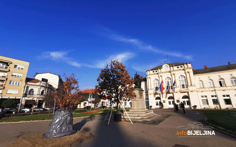 Bogosluženje u hramovima i nalaganje badnjaka širom Srpske