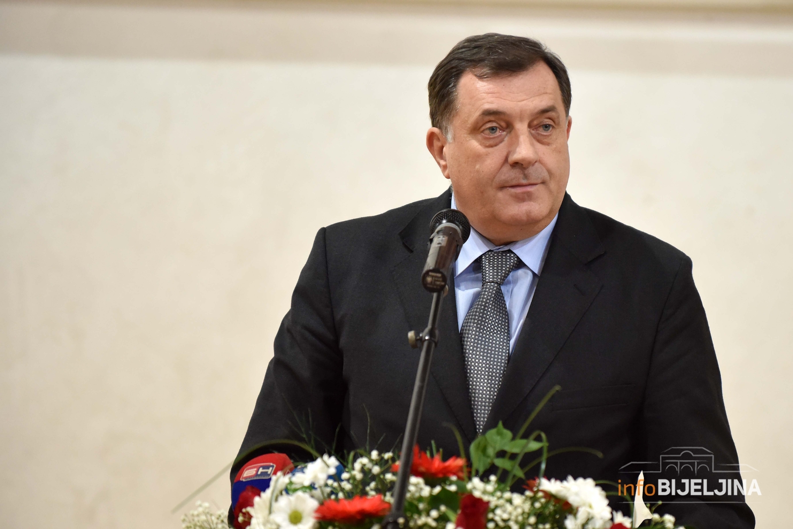 Dodik odbio da se slika pored zastave BiH