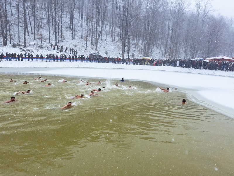 Na majevičkom jezeru Busija djevojke i mladići plivali za časni krst (FOTO)