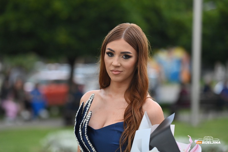 Maturanti Tehničke škole proslavljaju maturu: Ulice Bijeljine odišu glamurom (FOTO)