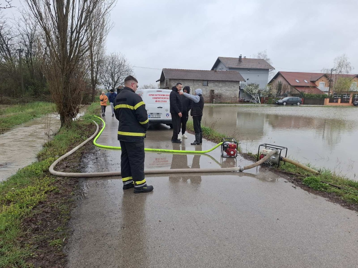 Bijeljina:  Intervencija u Šubarićima - vatrogasci na terenu (FOTO)