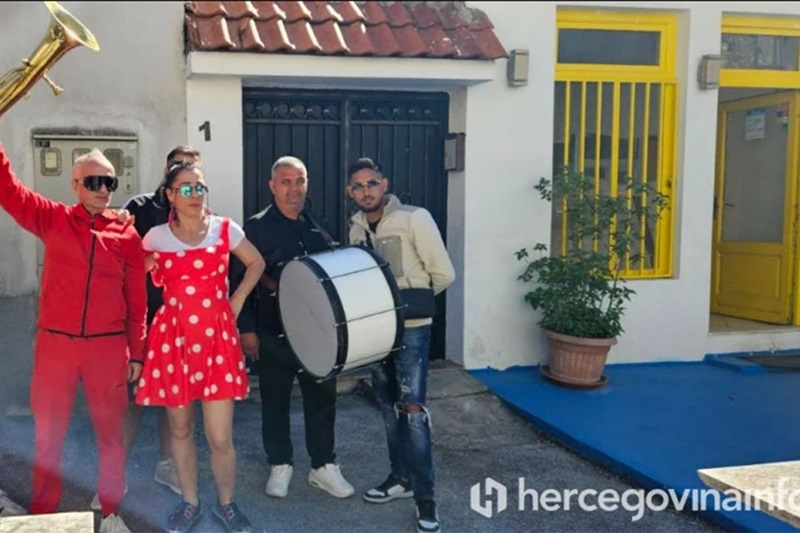 Mostarac razvod proslavio uz trubače ispred suda (VIDEO)