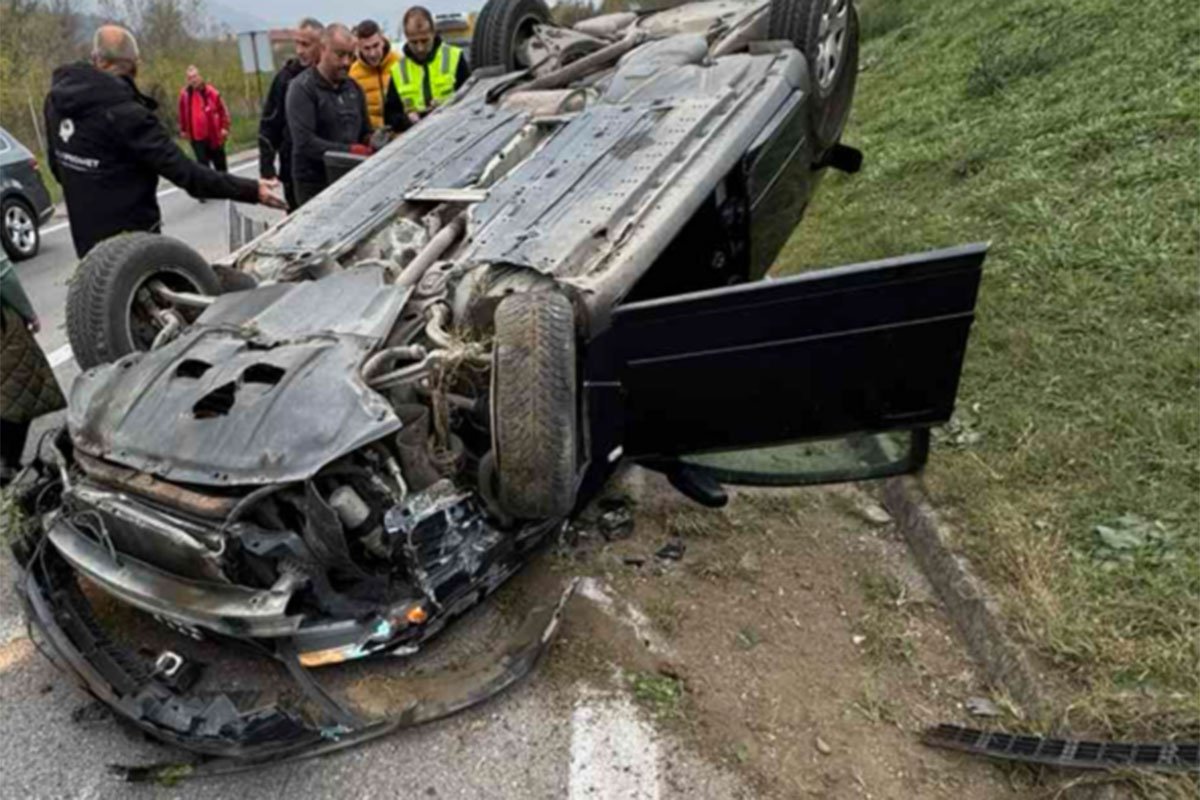 Stravična nesreća u BiH: Poginula jedna osoba, auto završio na krovu