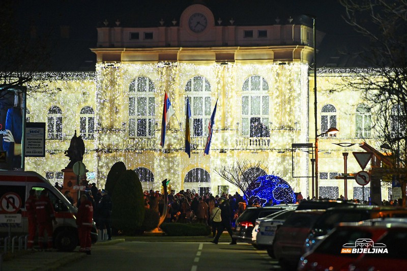 Zimska čarolija stigla u Bijeljinu: Centar grada odiše pretprazničnim raspoloženjem (FOTO)