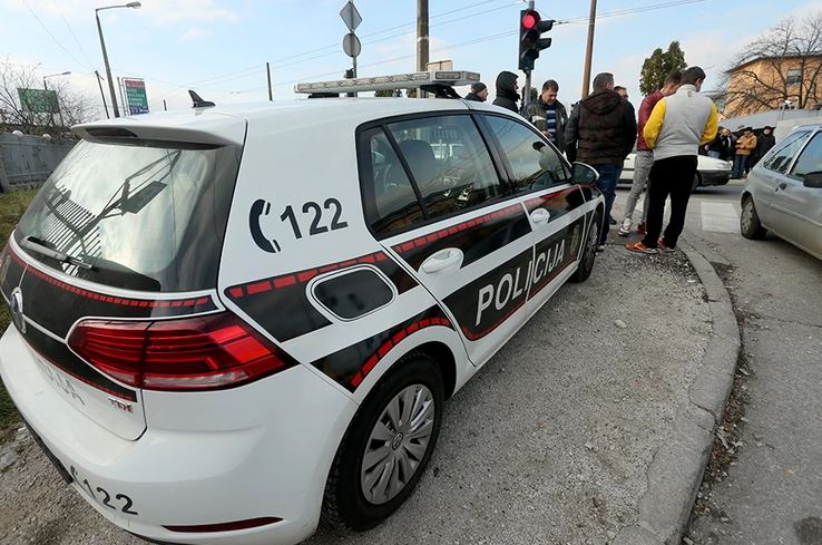 Kod Živinica sletio automobil, suvozač lakše povrijeđen