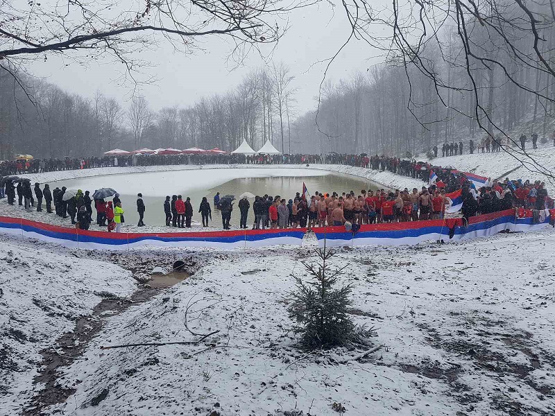 Na majevičkom jezeru Busija djevojke i mladići plivali za časni krst (FOTO)