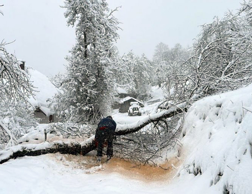 Evakuisane četiri osobe iz snijega