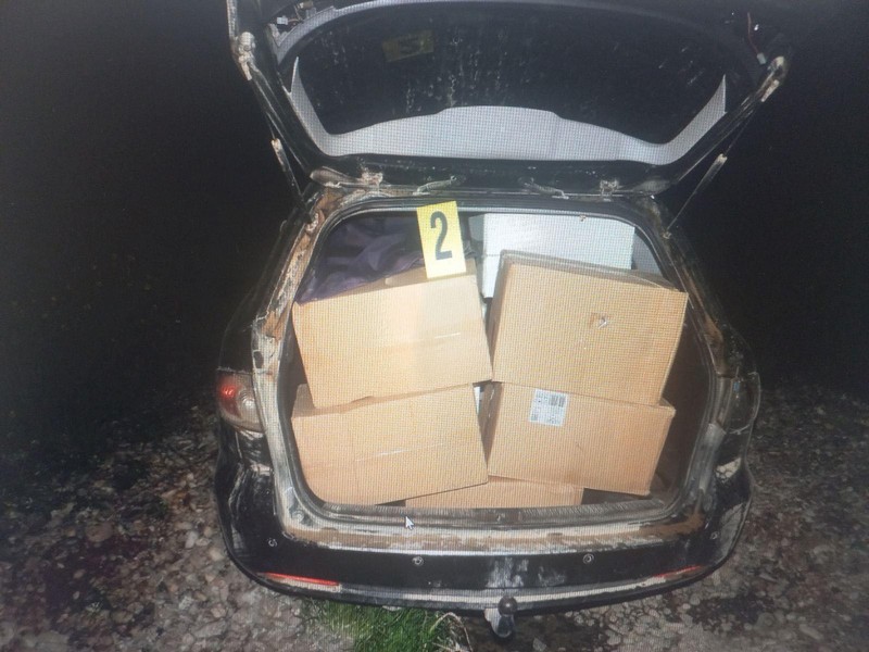 Bijeljina: U napuštenom vozilu pronašli 12.420 kutija cigareta (FOTO)