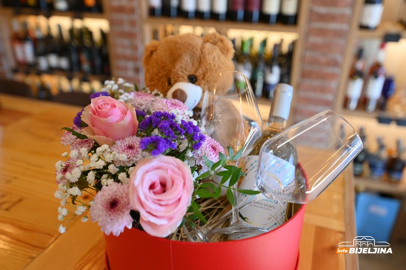 Idealan poklon za Trojice: Raskošna ponuda Wine and Flower shopa oduševiće slavljenike (FOTO)