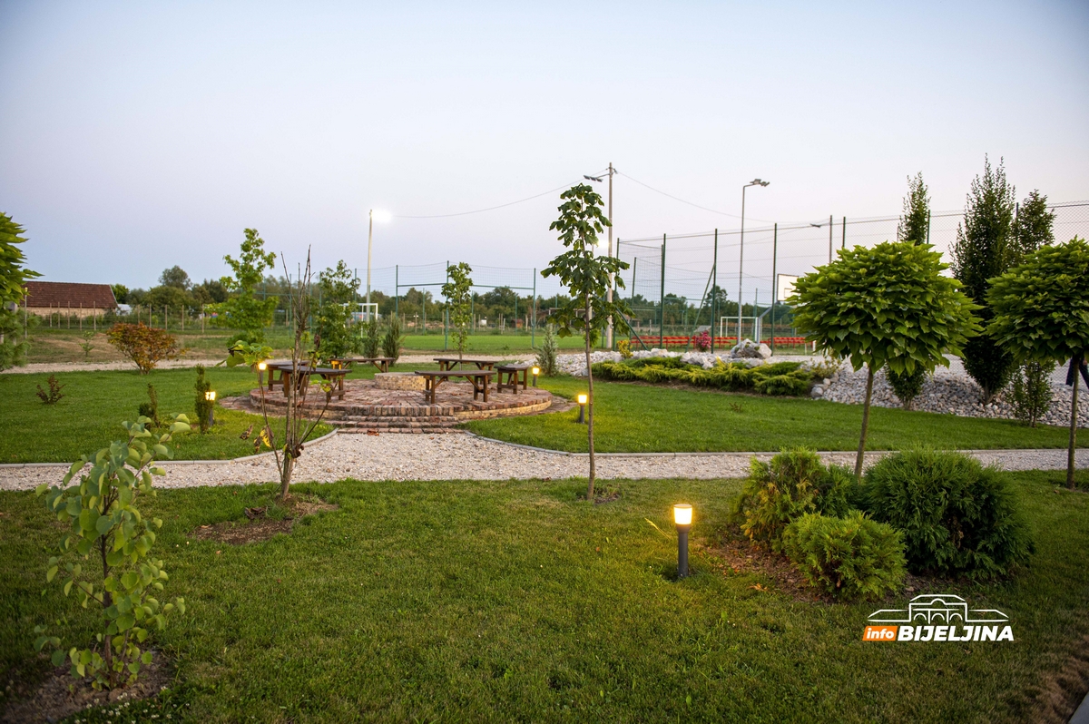 Mićo Čokić oplemenjuje rodno selo kod Šamca: Površinu obraslu šibljem pretvorio u impozantan kompleks