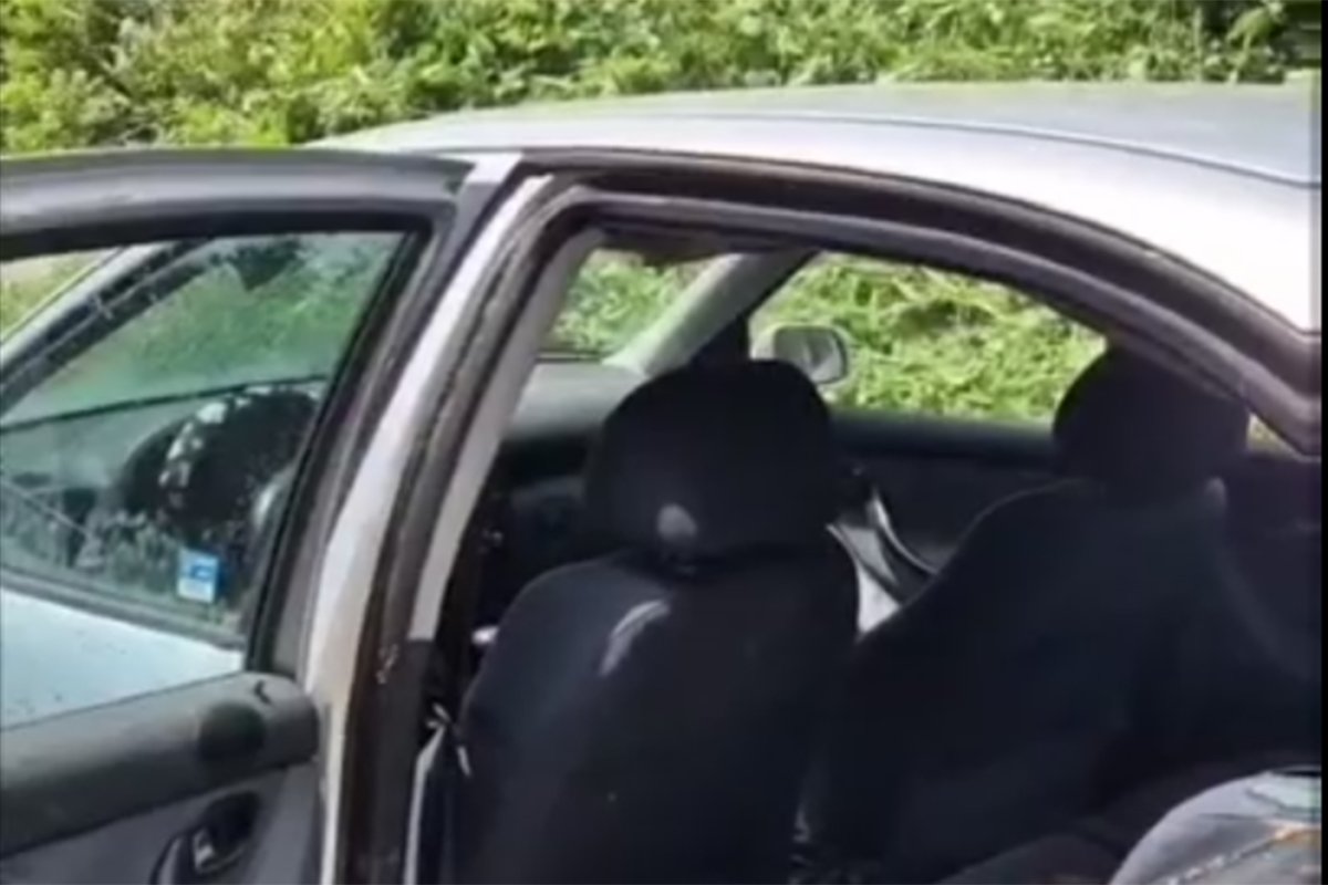 Pukla vodovodna cijev i uništila auto: 