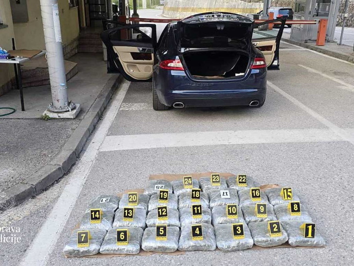 Mladić skrivao 25 kg marihuane u “jaguaru”, pronađeno i 13.000 evra