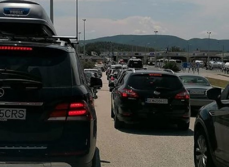 Prava ljetnja sezona u najavi: Ogromne gužve na ulazu u Grčku, testiranje putnika na koronu pravi zadržavanja