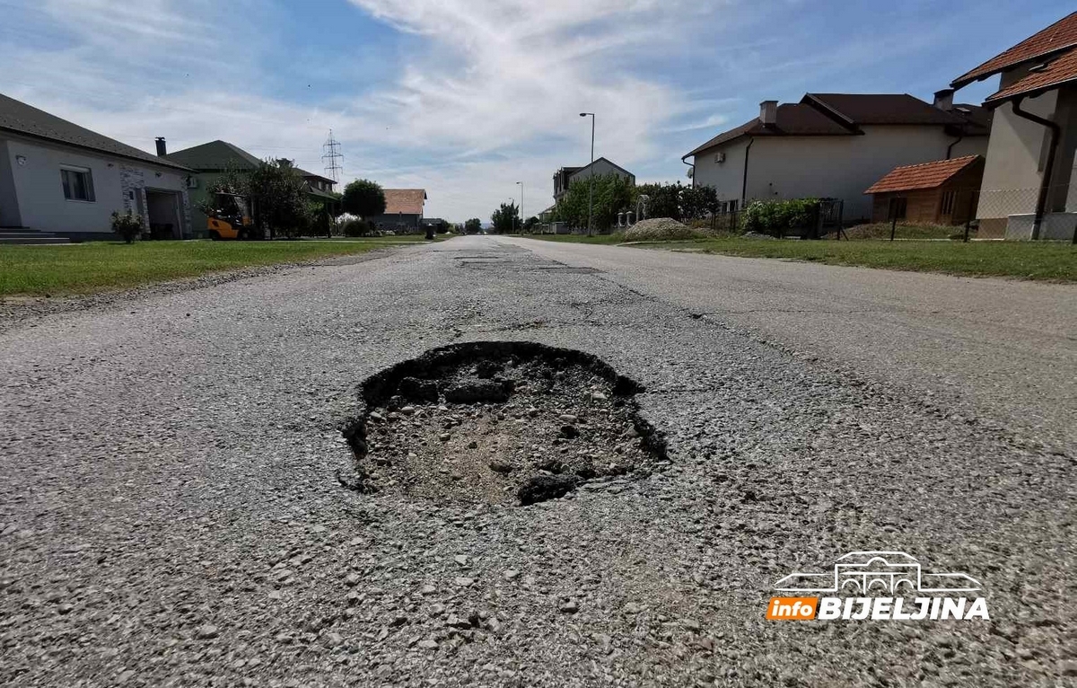 UZALUDAN VAPAJ mještana naselja Koviljuše: Putevi PUNI KRATERA, a niko ne reaguje (FOTO)