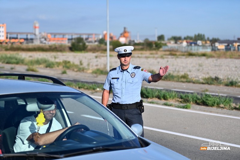 Radenko i Elvir patroliraju bijeljinskim ulicama – ponosni na svoj poziv (FOTO)