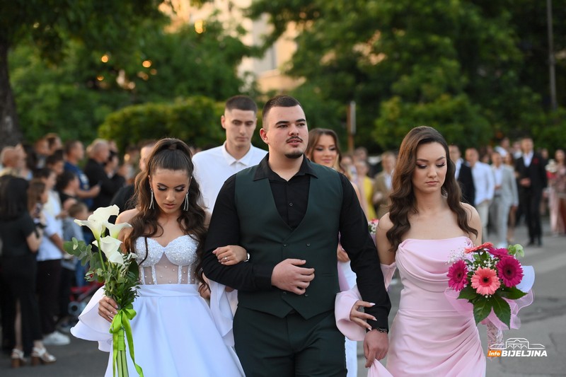 Maturanti Tehničke škole proslavljaju maturu: Ulice Bijeljine odišu glamurom (FOTO)