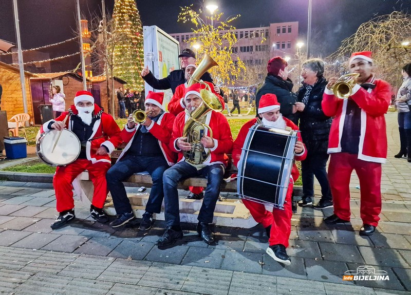 Praznična euforija stigla u Bijeljinu: Pogledajte novogodišnju čaroliju u gradu (FOTO)