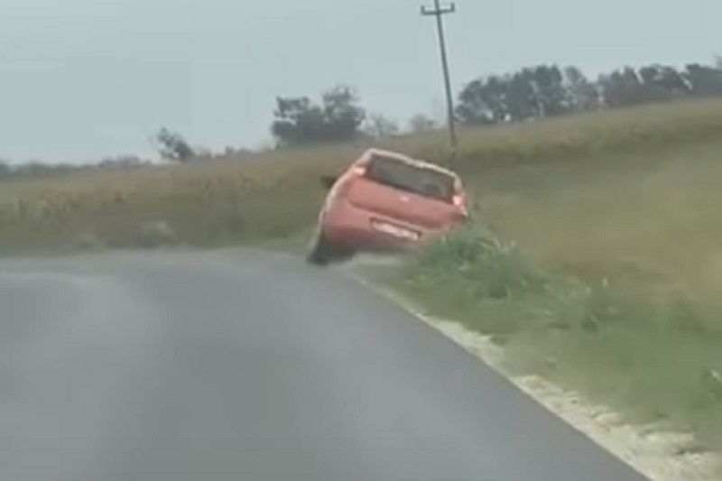 ŠOKANTAN SNIMAK: Sa 4.42 promila alkohola upravljao autom pa sletio s ceste (VIDEO)