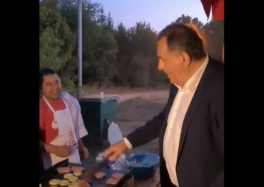Nakon kola i mikrofona, latio se ćevapa: Dodik se oprobao i kao ROŠTILJ MAJSTOR 