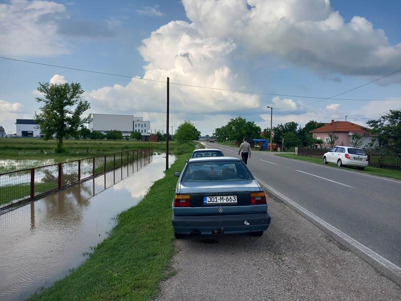 U Kojčinovcu voda teče kroz dvorište Rajka Tomića (FOTO, VIDEO)