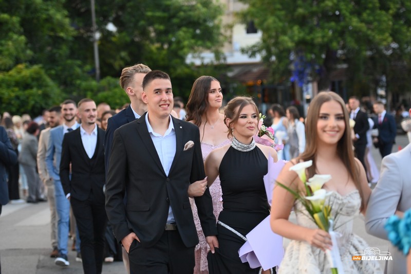 Maturanti Ekonomske i Srednje muzičke škole u Bijeljini večeras slave: Stekli znanje i prijateljstva (FOTO)