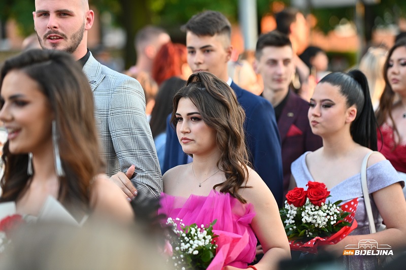 Ulicama Bijeljine večeras prodefilovalo 250 maturanata Poljoprivredne i medicinske škole (FOTO)