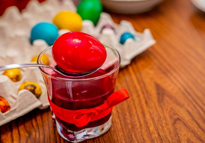 Trik kako da NAJLAKŠE SKINETE FARBU OD JAJA s prstiju